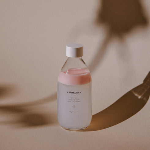 Descoperă Aromatica Rose Infusion Toner, cu efect anti-aging și calmant. Hidratează profund și lasă pielea catifelată și echilibrată zi de zi.